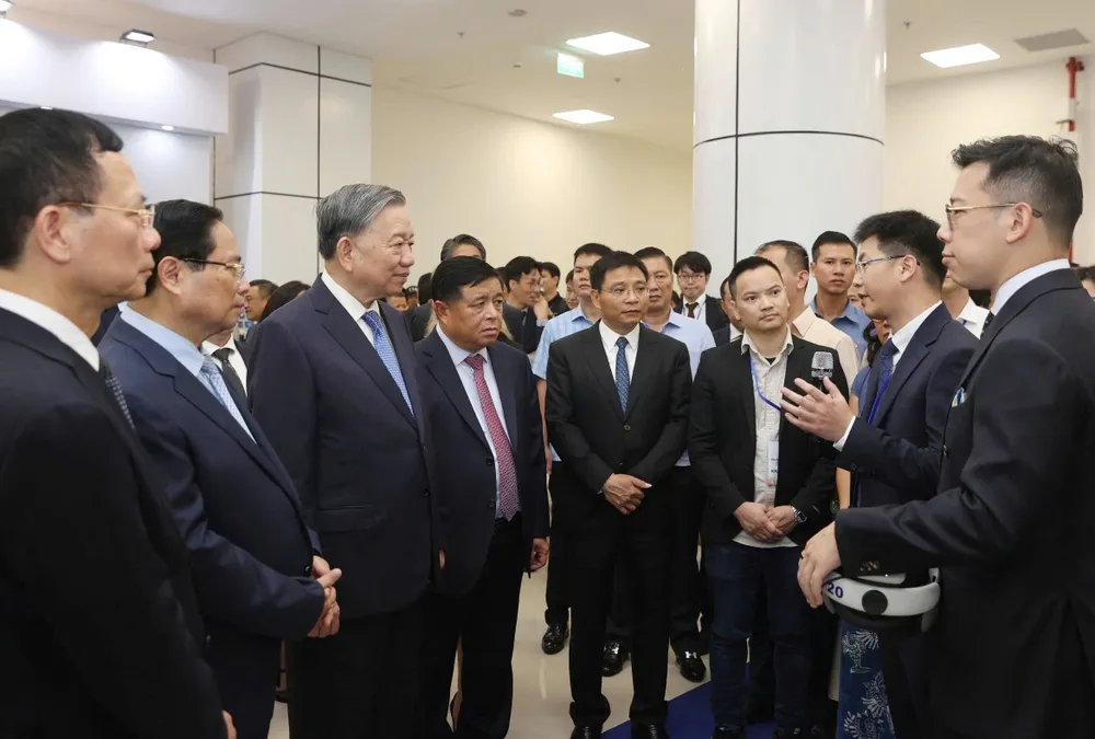 Tổng Bí thư Tô Lâm và Thủ tướng Phạm Minh Chính cùng các đại biểu tại sự kiện, sáng 1-10. Ảnh: VIẾT CHUNG