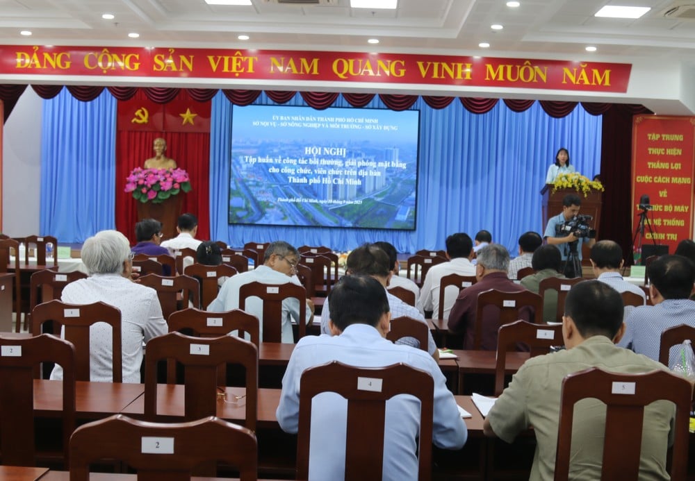 Toàn cảnh buổi tập huấn cho cán bộ về công tác bồi thường, giải phóng mặt bằng. Ảnh: TÙNG NGUYÊN