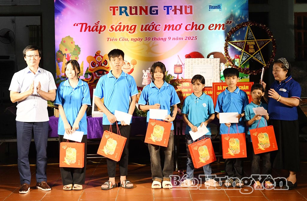 Delegates presented gifts and scholarships to orphans in especially difficult circumstances.