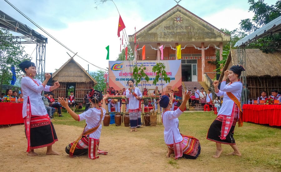 dong-bao-cham-hroi-bieu-dien-dan-ca-dan-vujpg.jpg