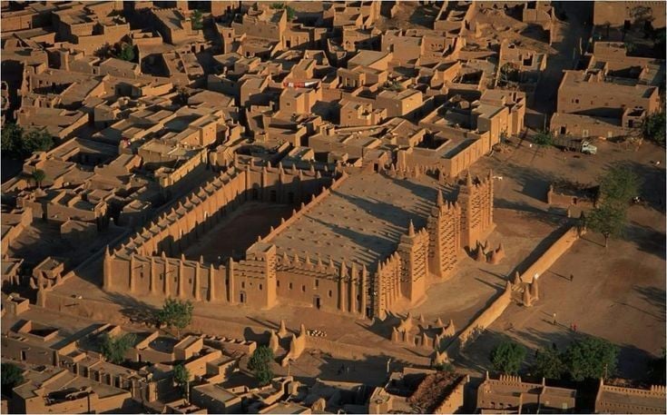 Lịch sử hàng trăm năm. Nhà thờ Hồi giáo đầu tiên tại Djenné được xây dựng từ thế kỷ 13, còn công trình hiện nay hoàn thiện vào năm 1907. Ảnh: Pinterest.