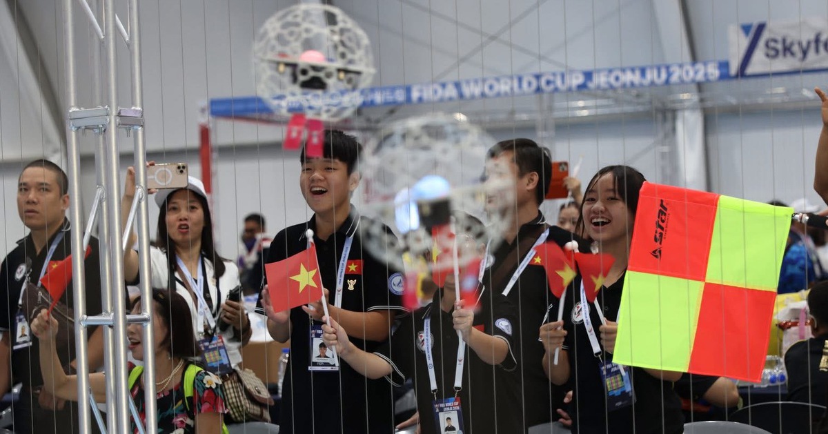 Học sinh TP.HCM đại diện Việt Nam thi DroneSoccer quốc tế, lần đầu đã 'rinh' giải thưởng