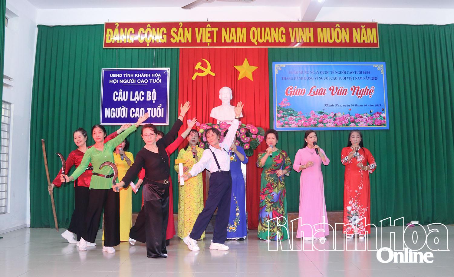 Các đội mang đến chương trình nhiều bài hát thể hiện tình yêu hương, đất nước.