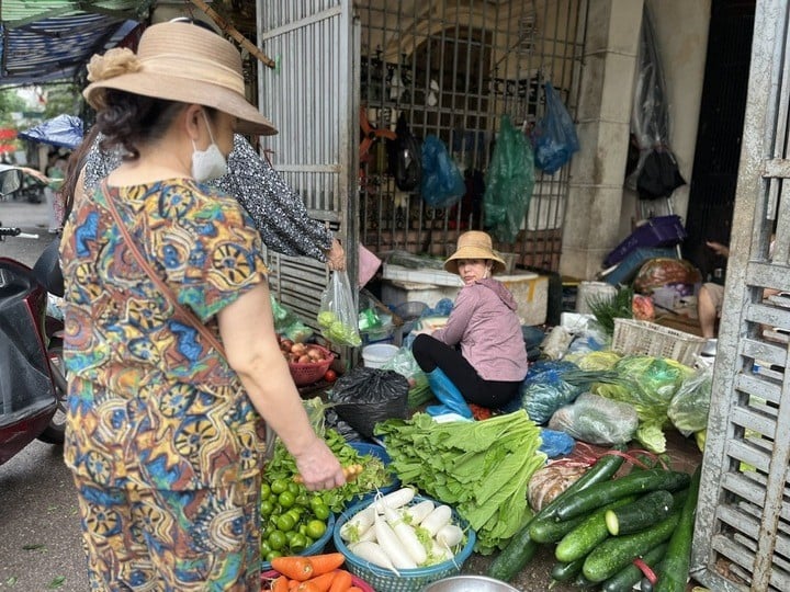 People go to the market to buy vegetables early in the morning. (Photo: Hoang Dung).