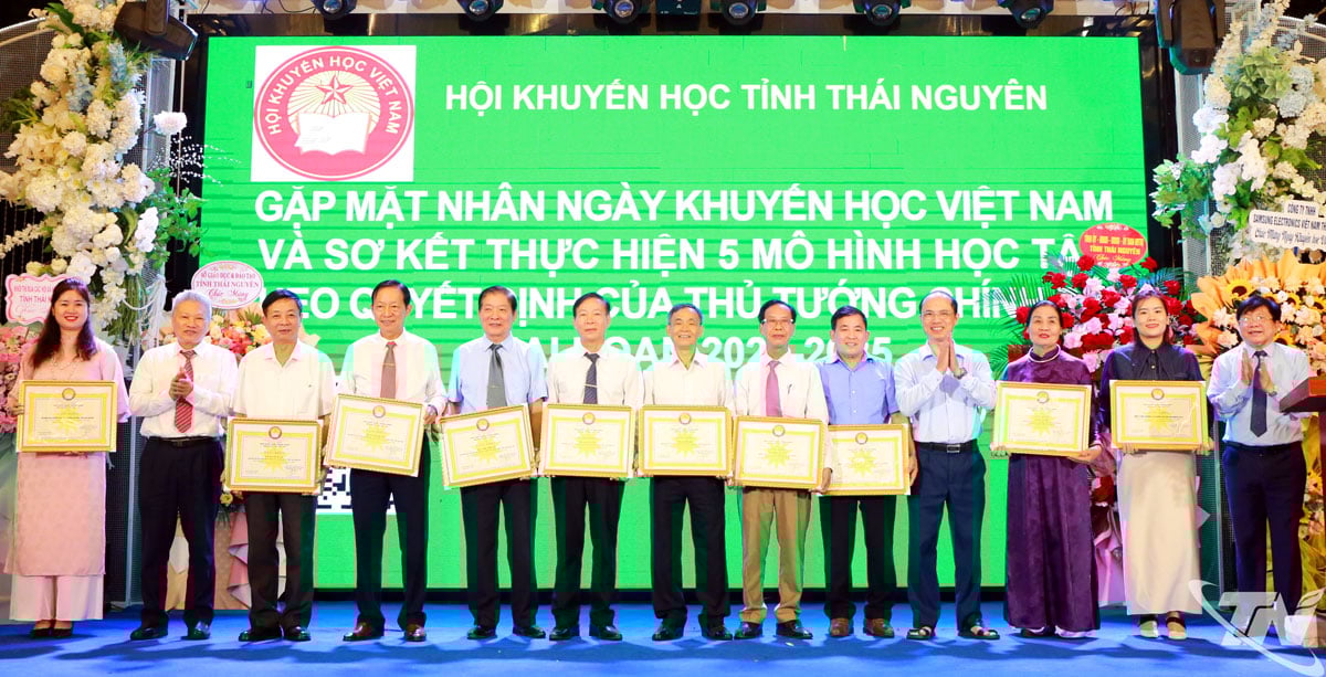 Kollektive und Einzelpersonen erhielten Verdiensturkunden vom Zentralkomitee der Vietnamesischen Vereinigung zur Förderung der Bildung