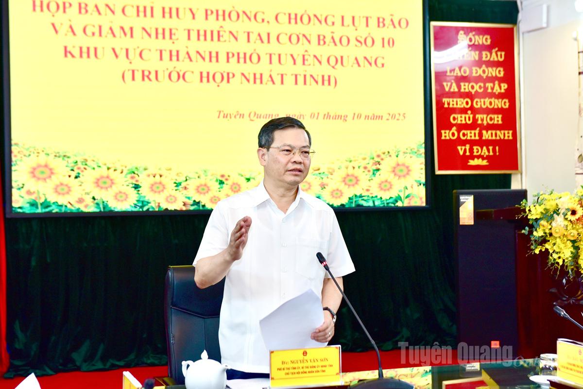 សមមិត្ត Nguyen Van Son អនុលេខាគណៈកម្មាធិការបក្សខេត្ត ប្រធានក្រុមប្រឹក្សាប្រជាជនខេត្តបានថ្លែងសុន្ទរកថាបញ្ចប់ក្នុងកិច្ចប្រជុំគណៈកម្មាធិការដឹកនាំបង្ការទឹកជំនន់ និងព្យុះ និងកាត់បន្ថយគ្រោះមហន្តរាយធម្មជាតិនៅតំបន់ចាស់ Tuyen Quang។