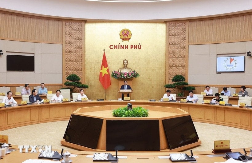 នាយករដ្ឋមន្ត្រី Pham Minh Chinh បានដឹកនាំកិច្ចប្រជុំវាយតម្លៃលទ្ធផលនៃប្រតិបត្តិការគំរូរដ្ឋាភិបាលមូលដ្ឋានពីរកម្រិត។ (រូបថត៖ Duong Giang/VNA)