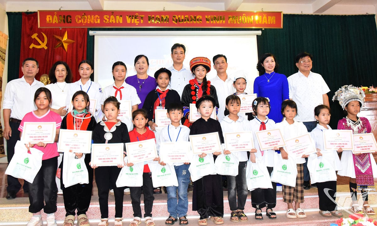 គណៈប្រតិភូ និងសិស្សានុសិស្សបានទទួលអាហារូបករណ៍ក្នុងកម្មវិធី “បំភ្លឺសេចក្តីជំនឿ ជួយកុមារទៅសាលារៀន” លើកទី១៣ ឆ្នាំ២០២៥ នៅវួដ Duc Xuan (ថ្ងៃទី ៣០ ខែសីហា ឆ្នាំ ២០២៥)។