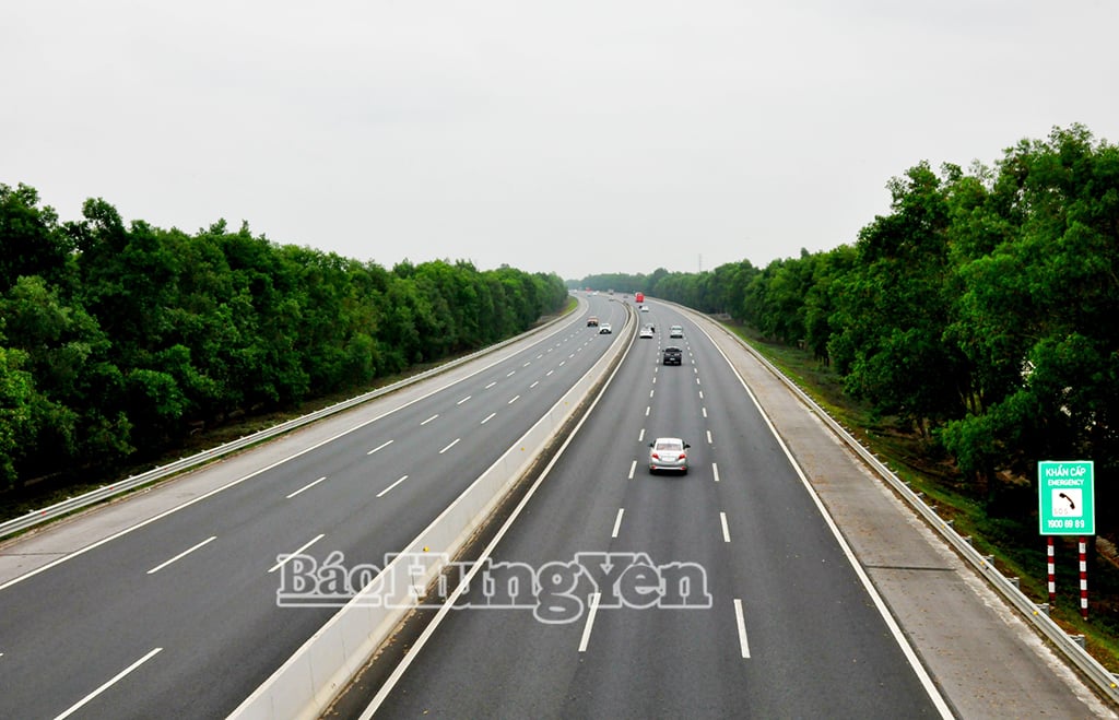 Hanoi - Hai Phong Expressway passes through the province.