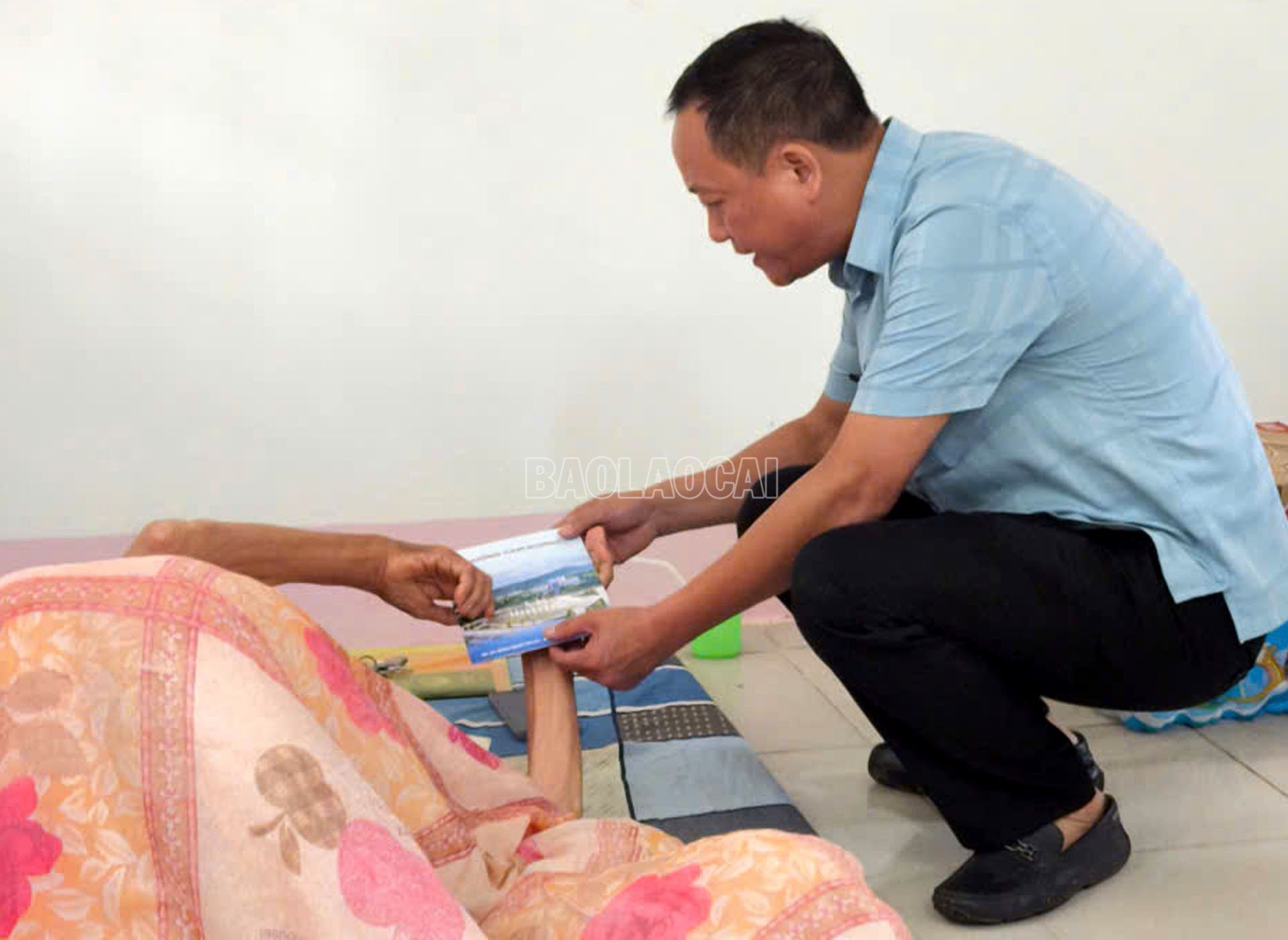 Đồng chí Giàng Thị Dung và lãnh đạo chính quyền địa phương thăm hỏi, động viên gia đình ông Lý Đức An (hộ bị ảnh hưởng bởi chất độc da cam) tại tổ 29, phường Bắc Cường, hiện phải di dời khẩn cấp do nguy cơ sạt lở.