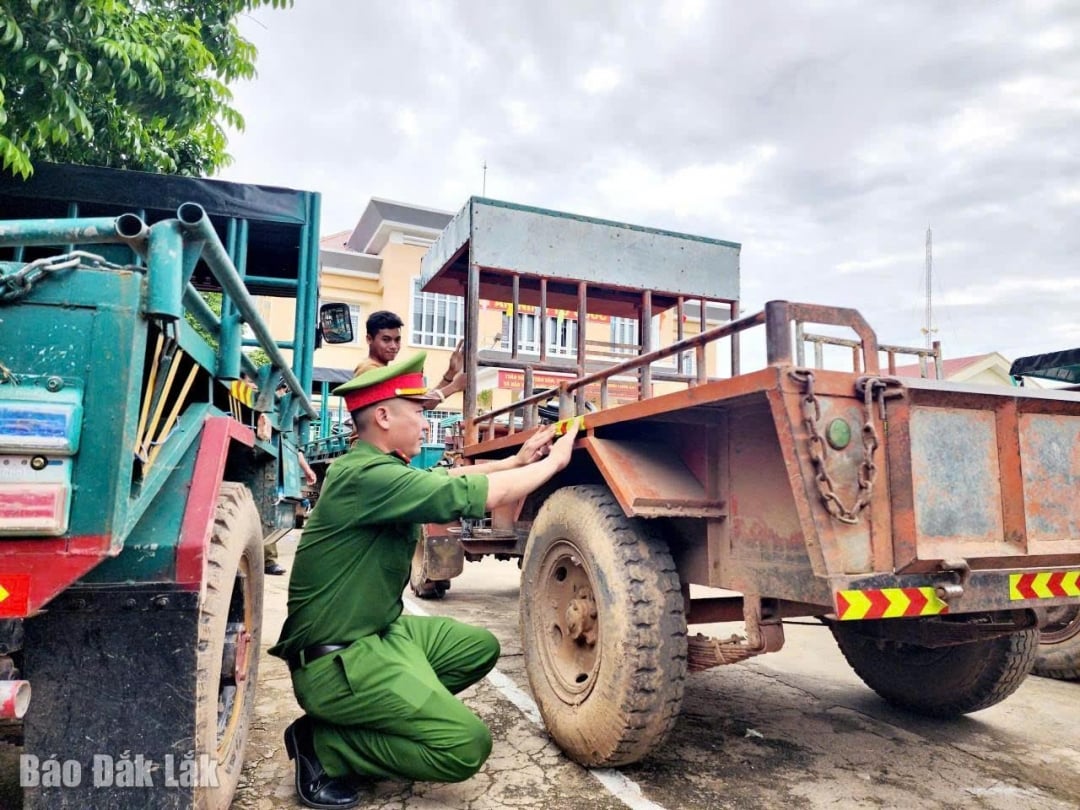 កម្លាំង​នគរបាល​ឃុំ​បាន​អនុវត្ត​ផ្លាកលេខ​ឆ្លុះ​បញ្ចាំង​លើ​រថយន្ត​កសិកម្ម​របស់​ប្រជាពលរដ្ឋ​ក្នុង​មូលដ្ឋាន។