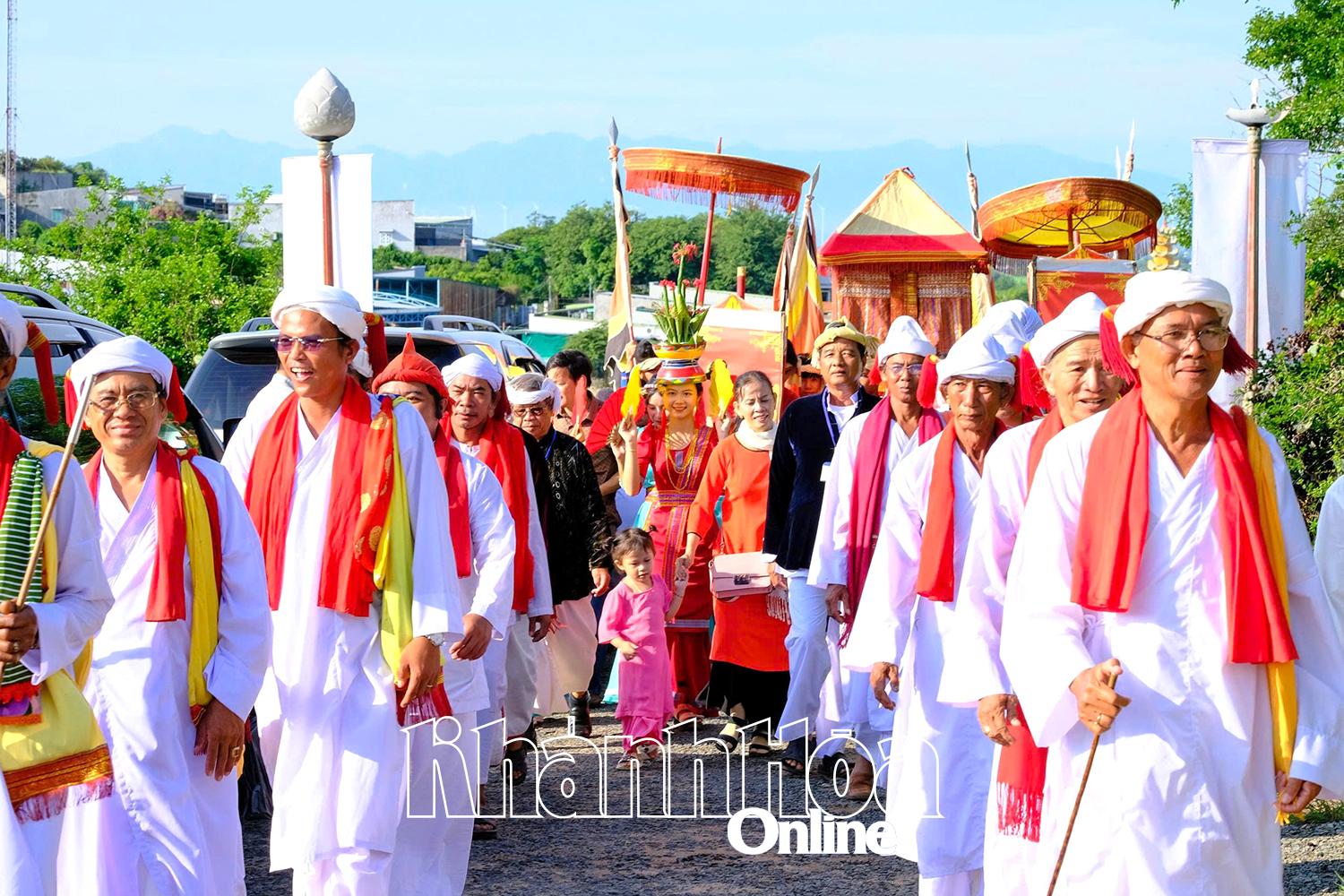 ជនជាតិចាមចូលរួមពិធីបុណ្យប្រពៃណីរបស់ជនជាតិខ្លួន។ រូបថត៖ Tran Duy។   