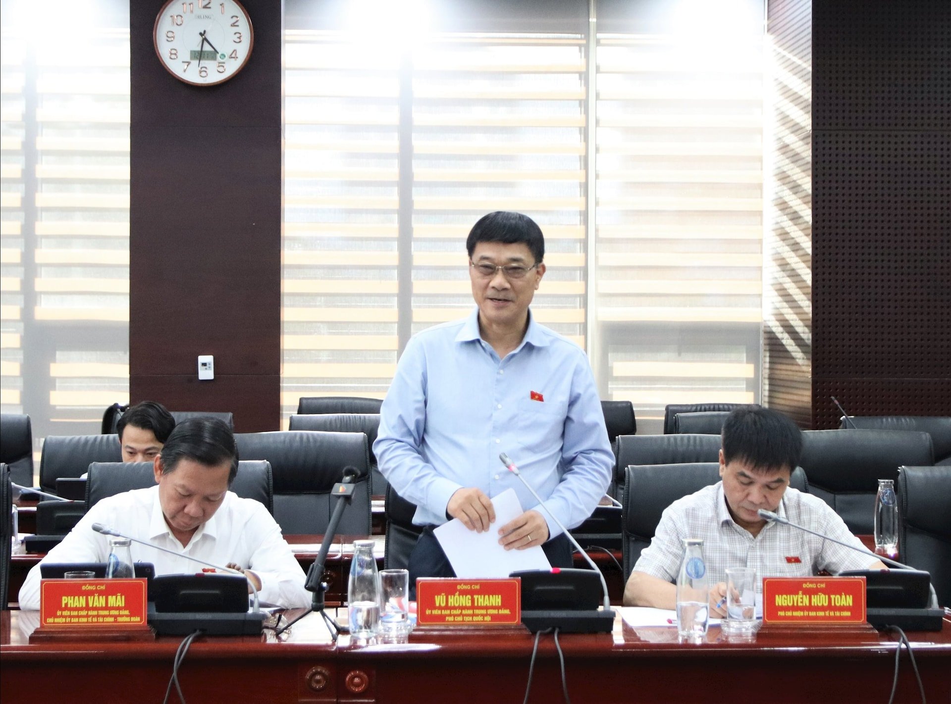 ທ່ານ​ຮອງ​ປະ​ທານ​ສະ​ພາ​ແຫ່ງ​ຊາດ ຫວູ​ຮົ່ງ​ແທ່ງ ກ່າວ​ຄຳ​ເຫັນ​ທີ່​ການ​ເຮັດ​ວຽກ. ພາບ: TRONG HUY