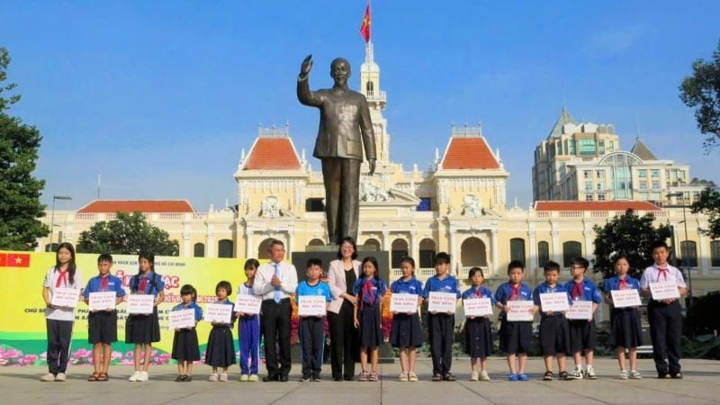 អ្នករៀបចំបានផ្តល់អាហារូបករណ៍ដល់គំរូធម្មតាក្នុងការរៀនសូត្រពេញមួយជីវិត។