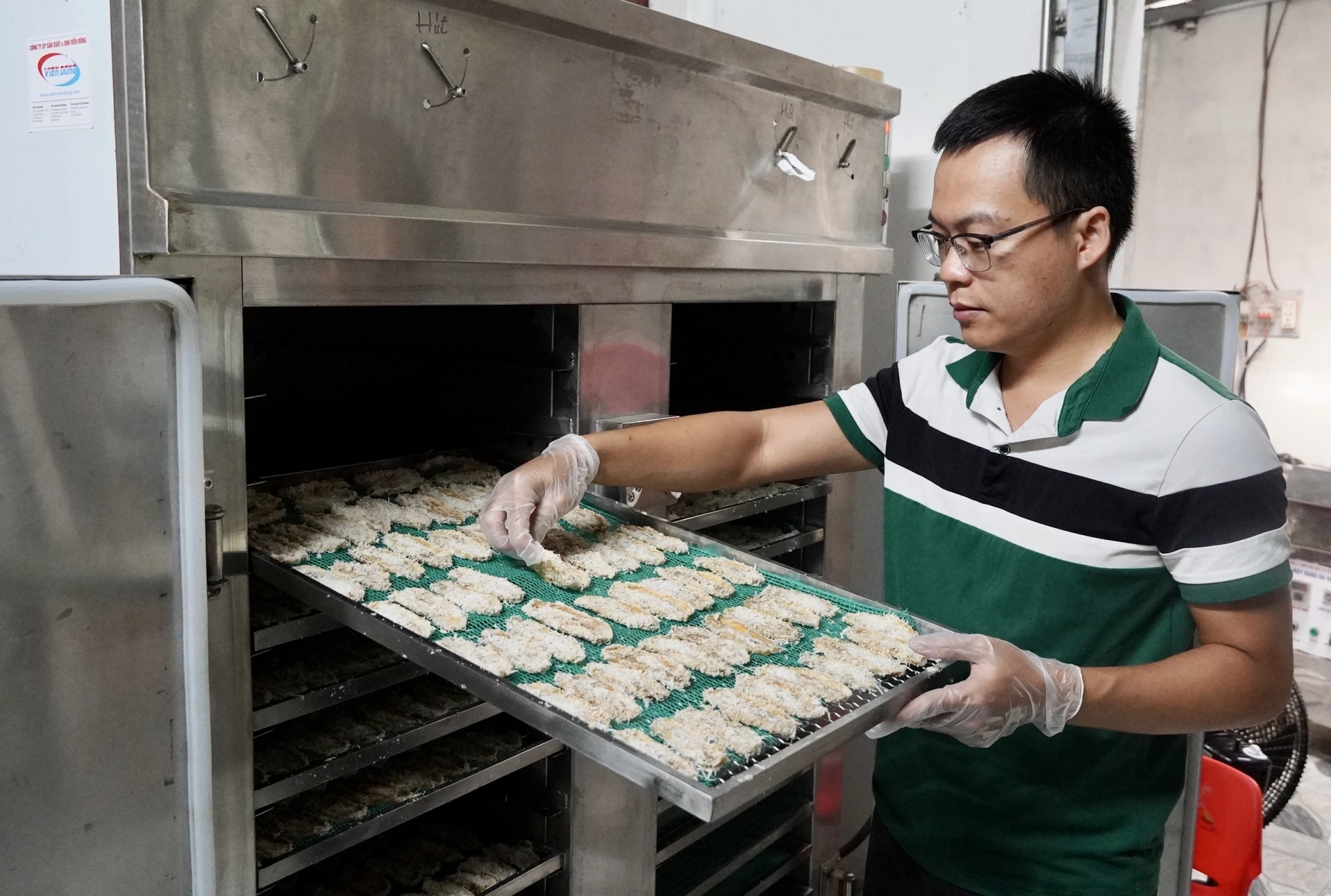 លោក Hoang Huy Thanh បានជ្រើសរើសបច្ចេកវិជ្ជាសម្ងួតដោយចំហាយទឹក ដោយសារប្រសិទ្ធភាពសេដ្ឋកិច្ច និងគុណភាពផលិតផលល្អជាង ធានាអនាម័យ និងសុវត្ថិភាពចំណីអាហារ - រូបថត៖ D.V