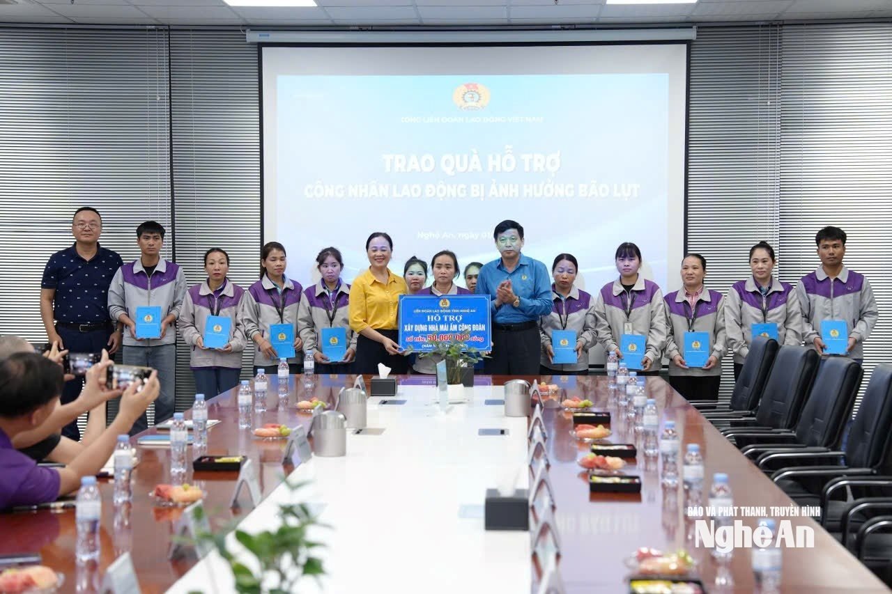 សហព័ន្ធទូទៅជួយដល់កម្មករដែលរងផលប៉ះពាល់ដោយព្យុះ និងទឹកជំនន់។ រូបថត៖ Diep Thanh00010