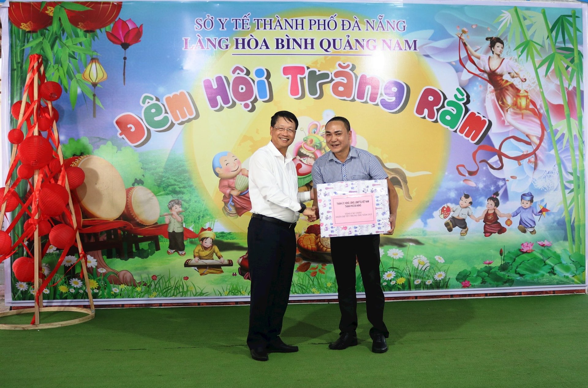 អនុលេខាគណៈកម្មាធិការបក្សទីក្រុង Ngo Xuan Thang ជូនអំណោយដល់តំណាងភូមិ Hoa Binh ខេត្ត Quang Nam។ រូបថត៖ ហូ