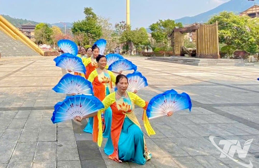 ប្រជាជន​ចាស់​នៅ​ឃុំ​ត្រាង​សា ហាត់​របាំ​កង្កែប។