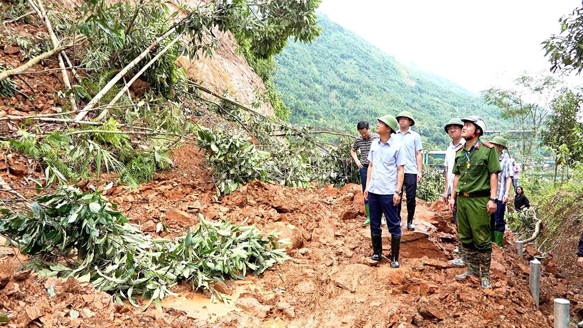 Phó Chủ tịch Thường trực UBND tỉnh Nguyễn Thế Phước kiểm tra vị trí bị sạt lở tại xã Mỏ Vàng.( Ảnh: Tuấn Anh)