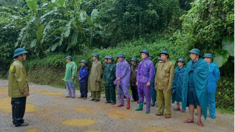 Deploying forces to search for missing victims due to flash floods. Photo: Cao Bang Provincial Military Command.