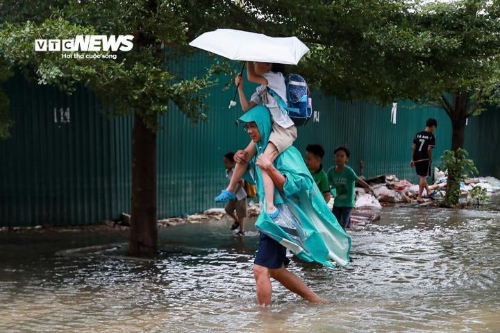 Many parents have a hard time taking their children to school when there is heavy rain.