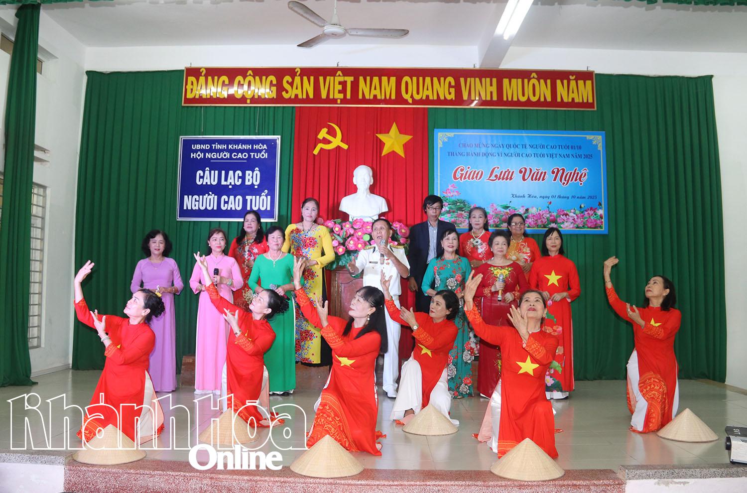 Các tiết mục được các hội viên người cao tuổi dàn dựng và biểu diễn.