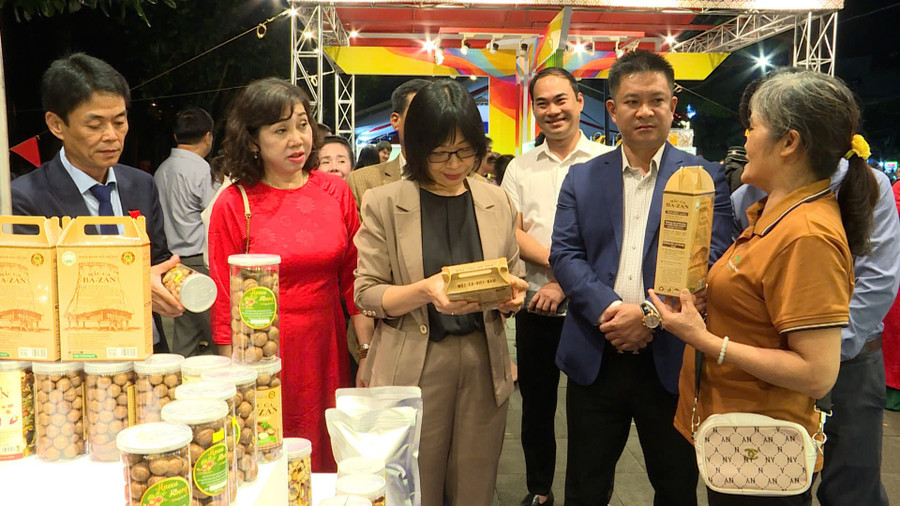 Führer und Delegierte des Volkskomitees der Provinz besuchen den Stand, der typische Ocop-Produkte der Provinz Gia Lai auf der Ausstellung Lam Anh Huy Toan vorstellt.jpg