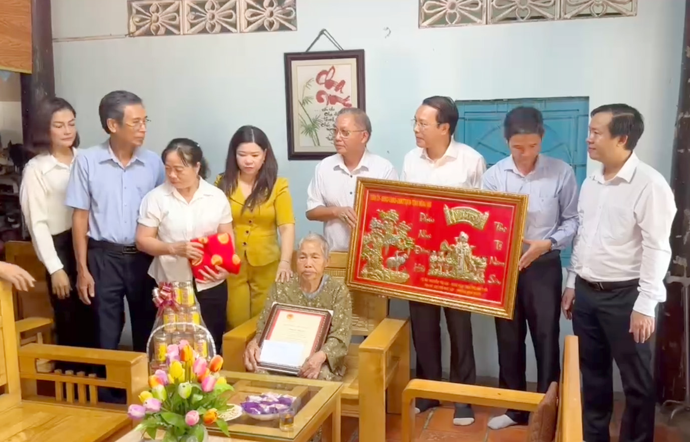 គណៈប្រតិភូបានទៅសួរសុខទុក្ខ និងប្រគល់អំណោយជូនលោកស្រី Nguyen Thi Loc ភូមិ Phu Loc សង្កាត់ Binh Phuoc ខេត្ត Dong Nai។ រូបថត៖ ថាញ់ ម៉ាង 