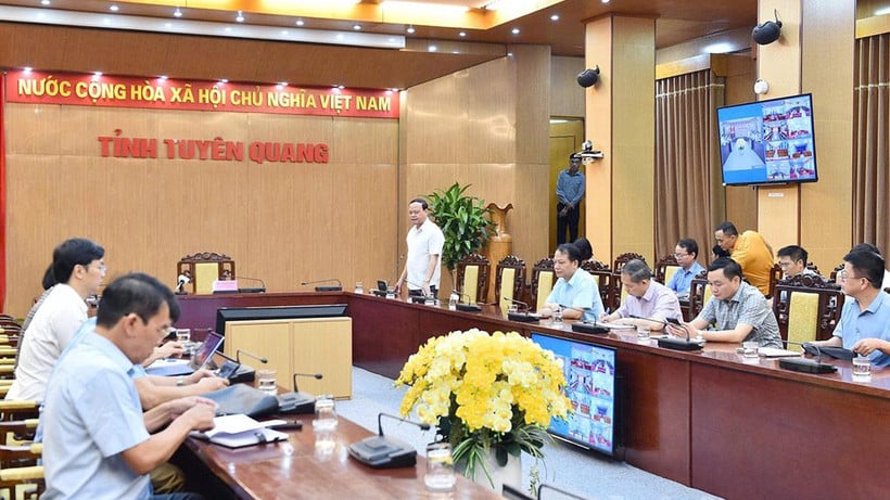 The People's Committee of Tuyen Quang province held an online meeting with communes and wards to assess the damage and deploy measures to respond to storm No. 10.