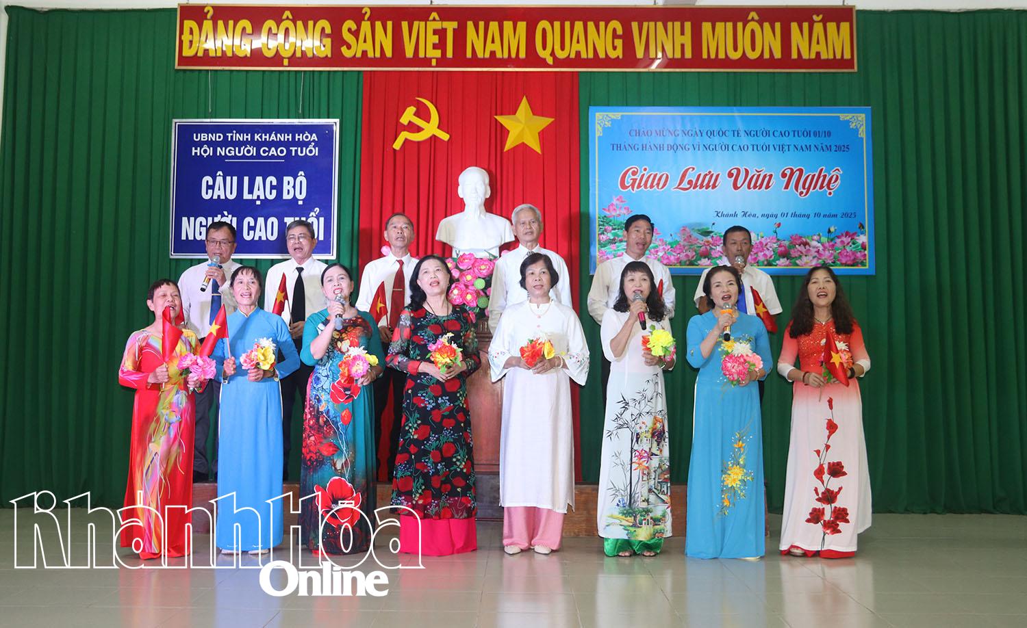 Chương trình là sân chơi văn hóa sôi nổi dành cho người cao tuổi.