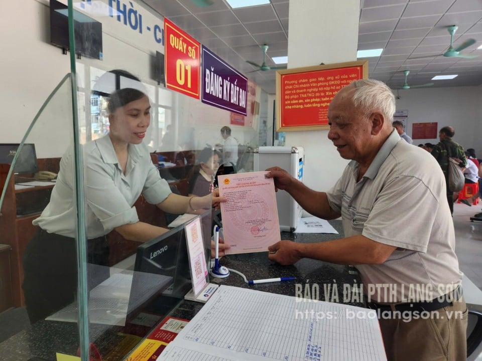 Obyvatelé obce Loc Binh získávají osvědčení o právu k užívání pozemků v Centru správních služeb obce.