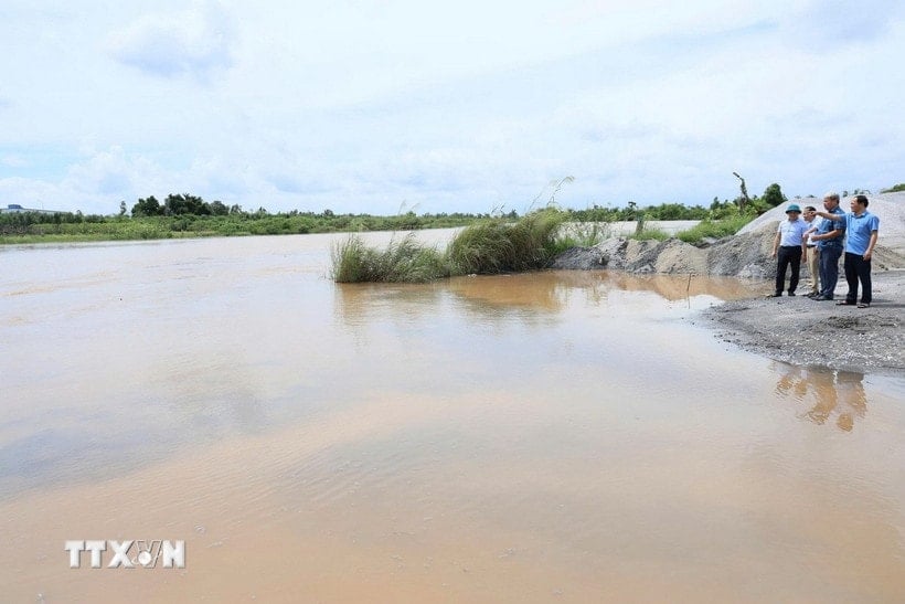 Lãnh đạo xã An Phú kiểm tra việc di chuyển phương tiện sản xuất, thanh thải các vật cản lũ ở bãi sông. (Ảnh: Mạnh Tú/TTXVN)