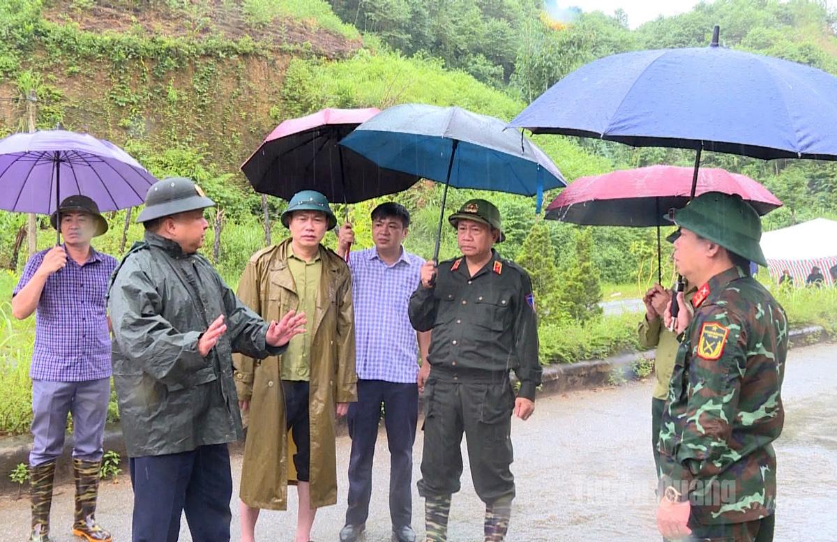 សមមិត្ត Phan Huy Ngoc អនុលេខាគណៈកម្មាធិការបក្សខេត្ត ប្រធានគណៈកម្មាធិការប្រជាជនខេត្ត បានចុះពិនិត្យស្ថានភាពទឹកជំនន់នៅឃុំ Chiem Hoa។