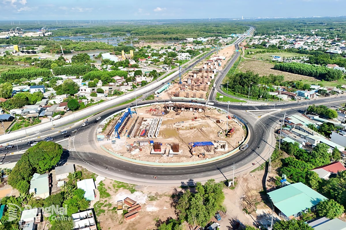 Thi công nút giao giữa quốc lộ 51 với đường cao tốc Bến Lức - Long Thành. Ảnh: Phạm Tùng
