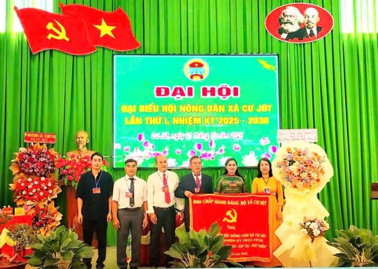lanh-dao-dang-uy-hdnd-ubnd-xa-cu-jut-tang-hoa-va-buc-truong-chuc-mung-dai-hoi-1-(1).jpg