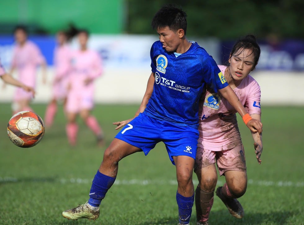 Bích Thùy giúp đội bóng cũ TP.HCM I lấy ngôi đầu từ Hà Nội - Ảnh 2.