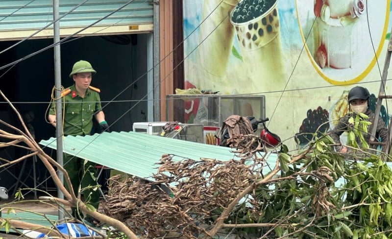 Nahaufnahme des Marktes, der im Sturm Nr. 10 in Ha Tinh 