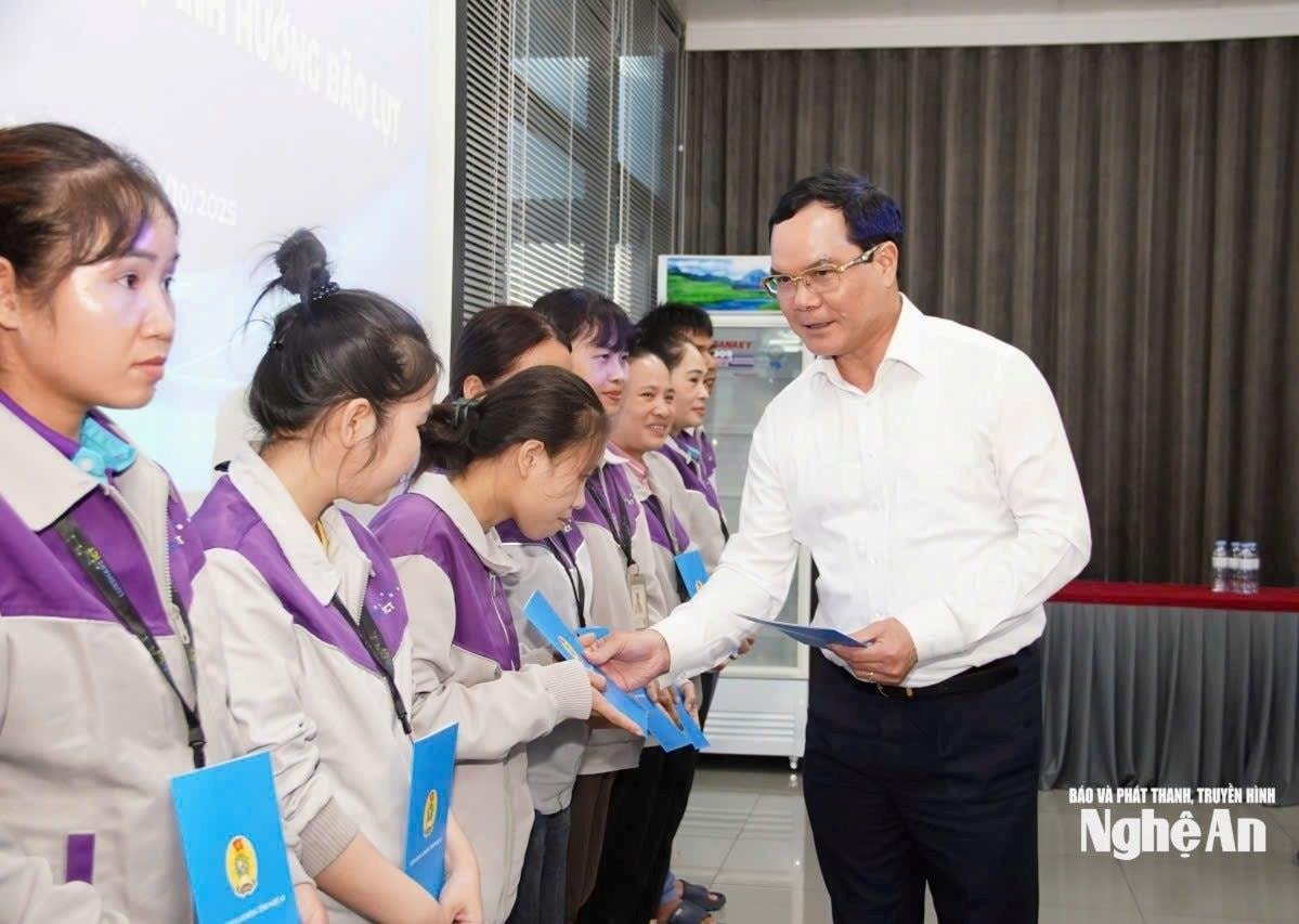 bna_tong-lien-doan-support-labor-affected-by-bao-lu-anh-diep-thanh00012(1).jpg