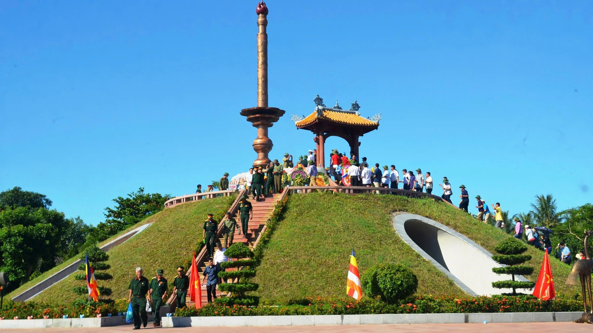 ភ្ញៀវទេសចរមកទស្សនាប្រាសាទបុរាណ Quang Tri - រូបថត៖ D.H