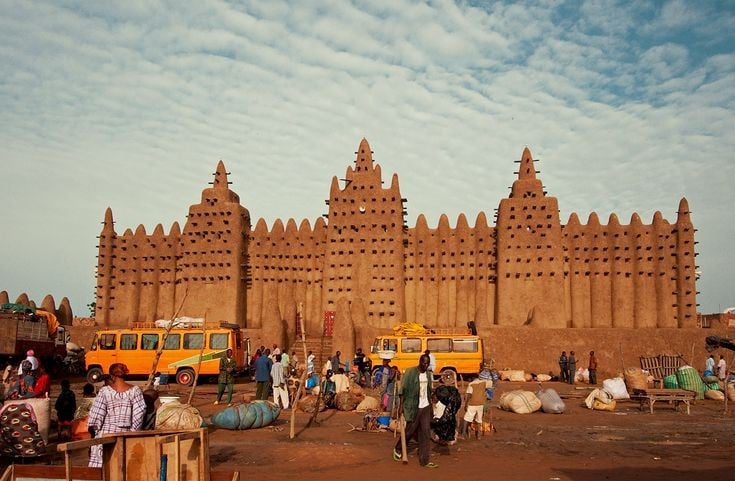 Lễ hội trát bùn hằng năm. Mỗi năm, cộng đồng Djenné cùng nhau tổ chức lễ hội trát bùn để tu sửa, giữ cho công trình luôn bền vững. Ảnh: Pinterest.