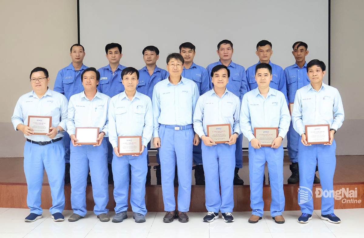 ชเว จายอง กรรมการผู้จัดการใหญ่ บริษัท พอสโก วีเอสที จำกัด มอบเหรียญที่ระลึกแสดงความขอบคุณแก่พนักงานที่ทำงานมาครบ 15 ปี ภาพโดย: ซวน ไม - ธู เหียน 