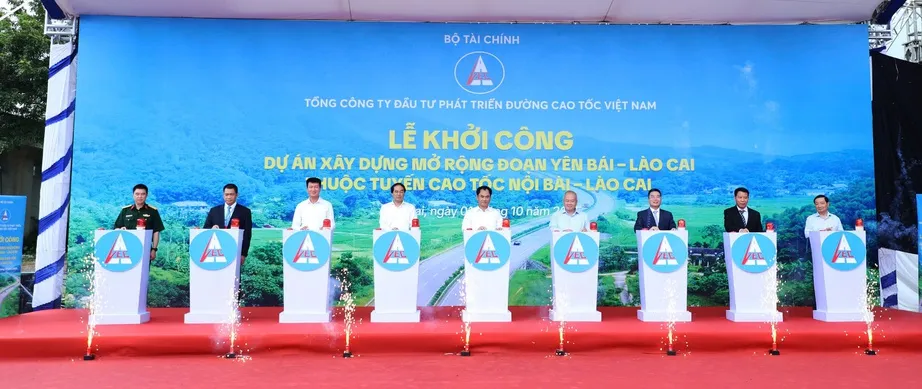 គម្រោង​ពង្រីក​ផ្នែក Yen Bai - Lao Cai នៃ​ផ្លូវ​ល្បឿន​លឿន Noi Bai - Lao Cai បាន​ចាប់ផ្តើម​នៅ​ថ្ងៃទី ១ ខែតុលា។
