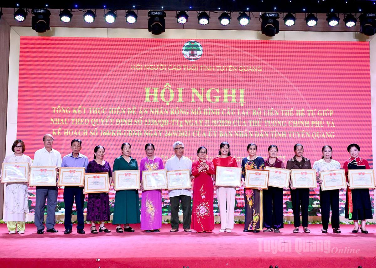 Chairwoman of the Provincial Elderly Association Ha Thi Ngo awarded Certificates of Merit to outstanding intergenerational self-help clubs in the province.