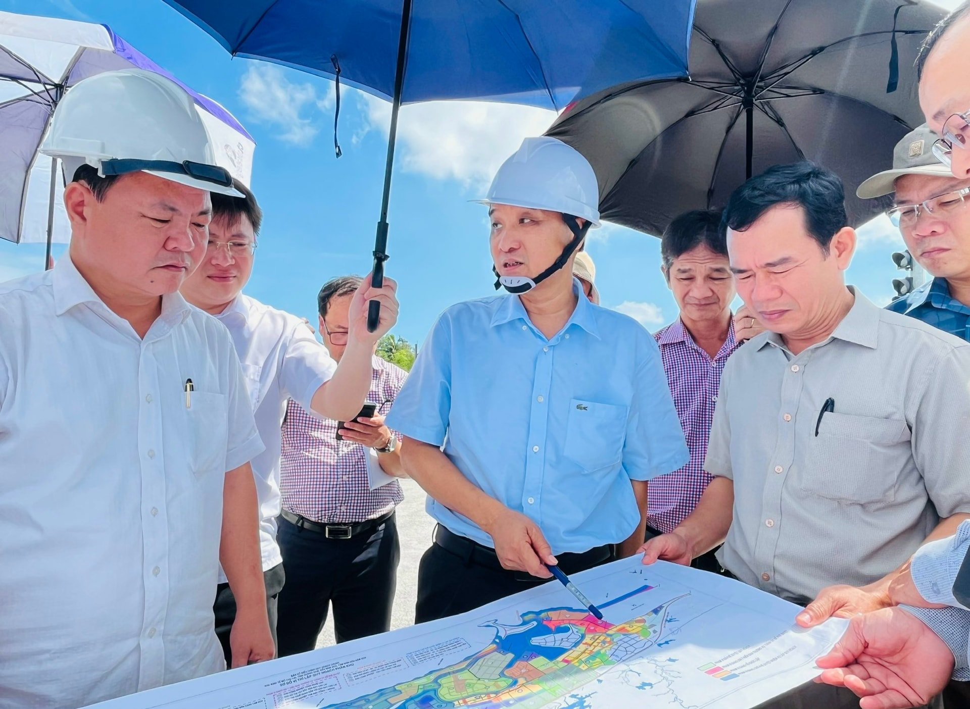 Vice Chairman of the City People's Committee Le Quang Nam listened to the report on the zoning plan of Thang Binh High-Tech Industrial Park.