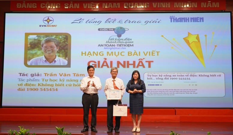 Điện lực TPHCM trao thưởng cuộc thi “Tiết kiệm điện thành thói quen”- Ảnh 1.