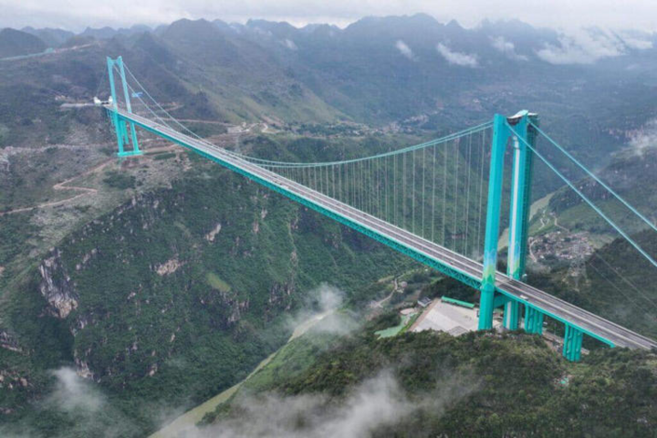 Die Huajiang Grand Canyon Bridge – die höchste Brücke der Welt – überspannt einen Erdspalt im chinesischen Guizhou und stellt eine technische Meisterleistung inmitten majestätischer Natur dar. (Quelle: AFP)