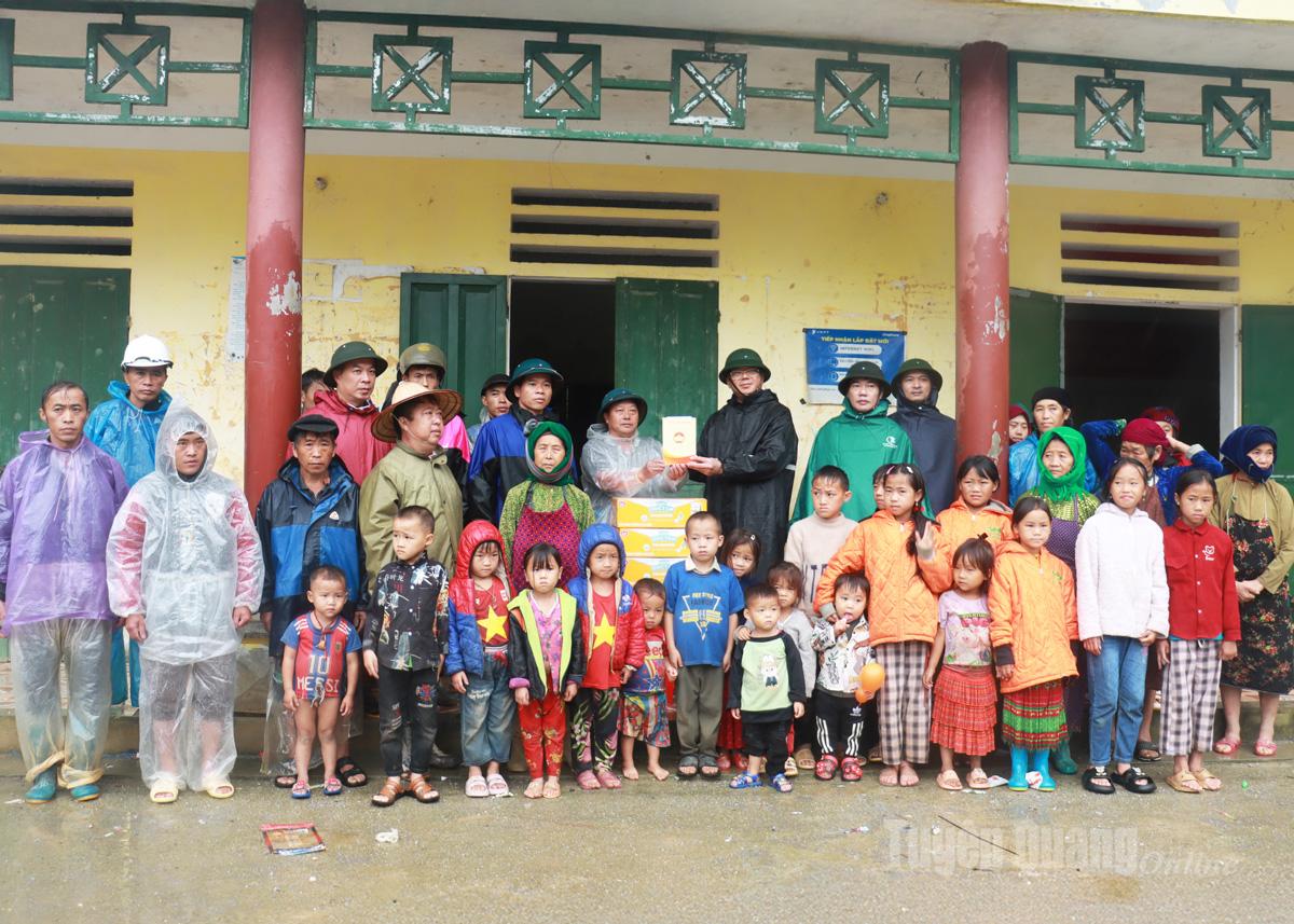 Comrade Ha Trung Kien, Standing Vice Chairman of the Provincial Fatherland Front Committee visited, presented gifts and 5 million VND to support households in Ma Lau A village that had to be urgently relocated.