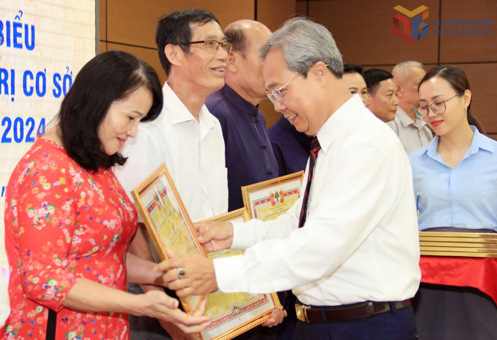 Ms. Vu Thi Thanh My was awarded a certificate of merit by the Provincial Elderly Association Representative Board for her achievements in the movement to build the grassroots political system in the 2019-2024 period.