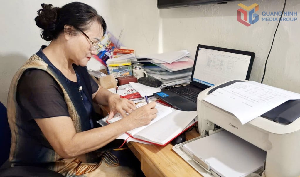 Despite her old age, Ms. Vu Thi Thanh My, Party Cell Secretary and Head of Ward 4B, is still devoted to her duties and work.