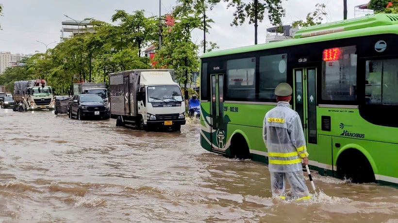 Deep flooding on many roads due to the impact of storm No. 10. (Photo: VAN THINH)